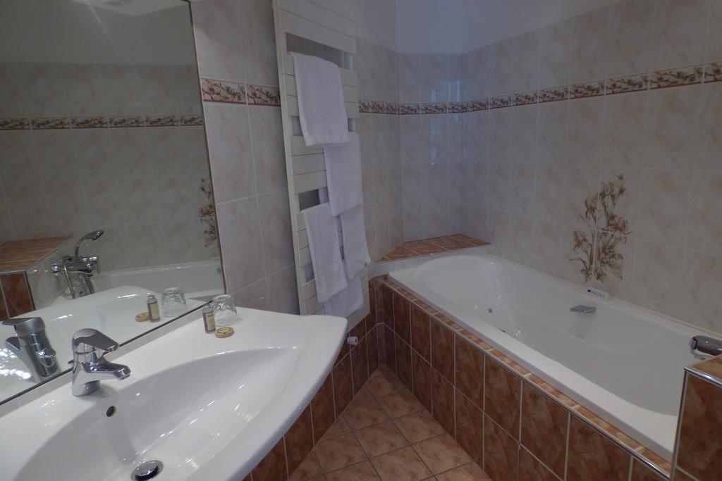 Hotel Du Lion D'Or Entraygues-sur-Truyere Room photo