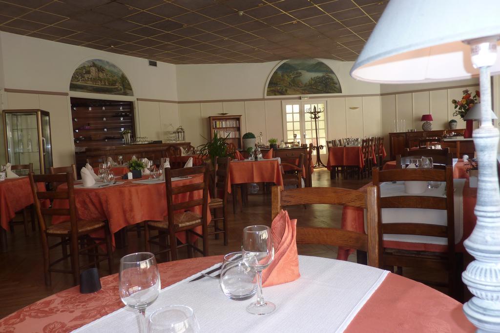 Hotel Du Lion D'Or Entraygues-sur-Truyere Room photo