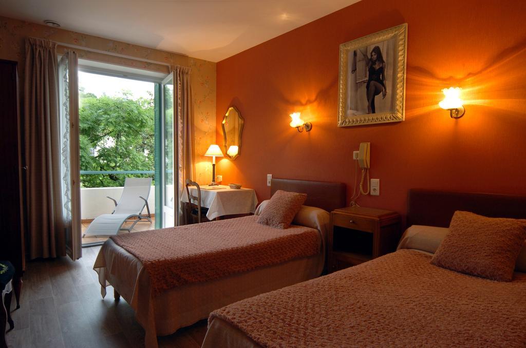 Hotel Du Lion D'Or Entraygues-sur-Truyere Room photo