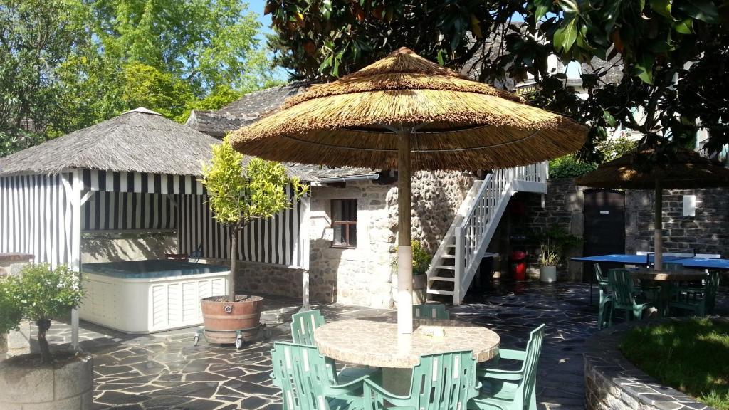 Hotel Du Lion D'Or Entraygues-sur-Truyere Room photo