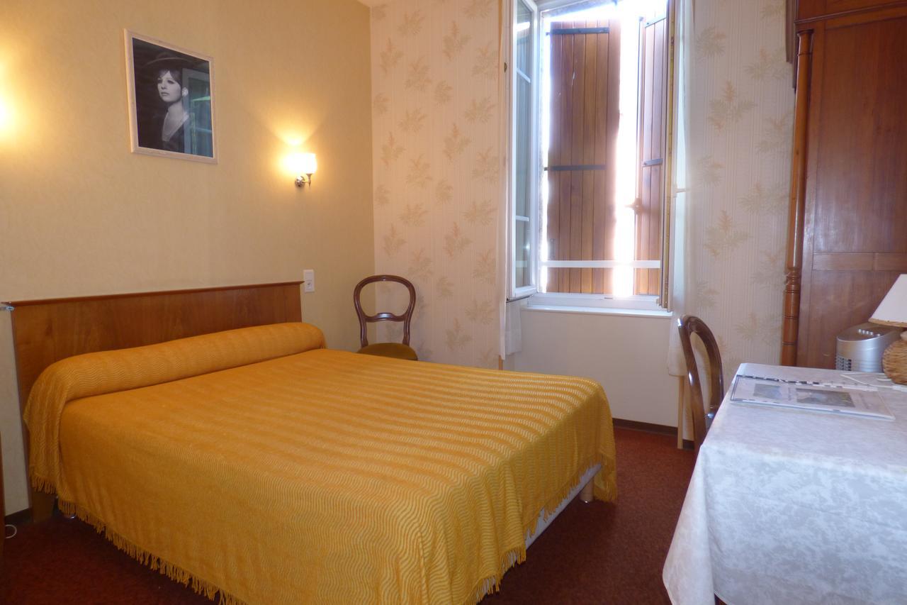 Hotel Du Lion D'Or Entraygues-sur-Truyere Room photo