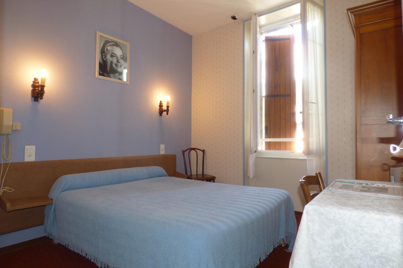 Hotel Du Lion D'Or Entraygues-sur-Truyere Room photo