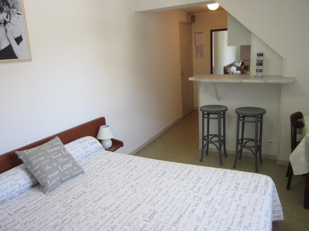 Hotel Du Lion D'Or Entraygues-sur-Truyere Room photo